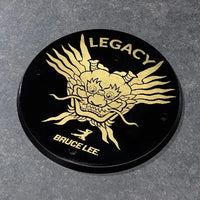Bruce Lee: S.H.Figuarts Bruce Lee Legacy 50th Version – gold dragon emblem on black base