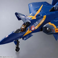 DX Chogokin YF-21 – open canopy with pilot figure