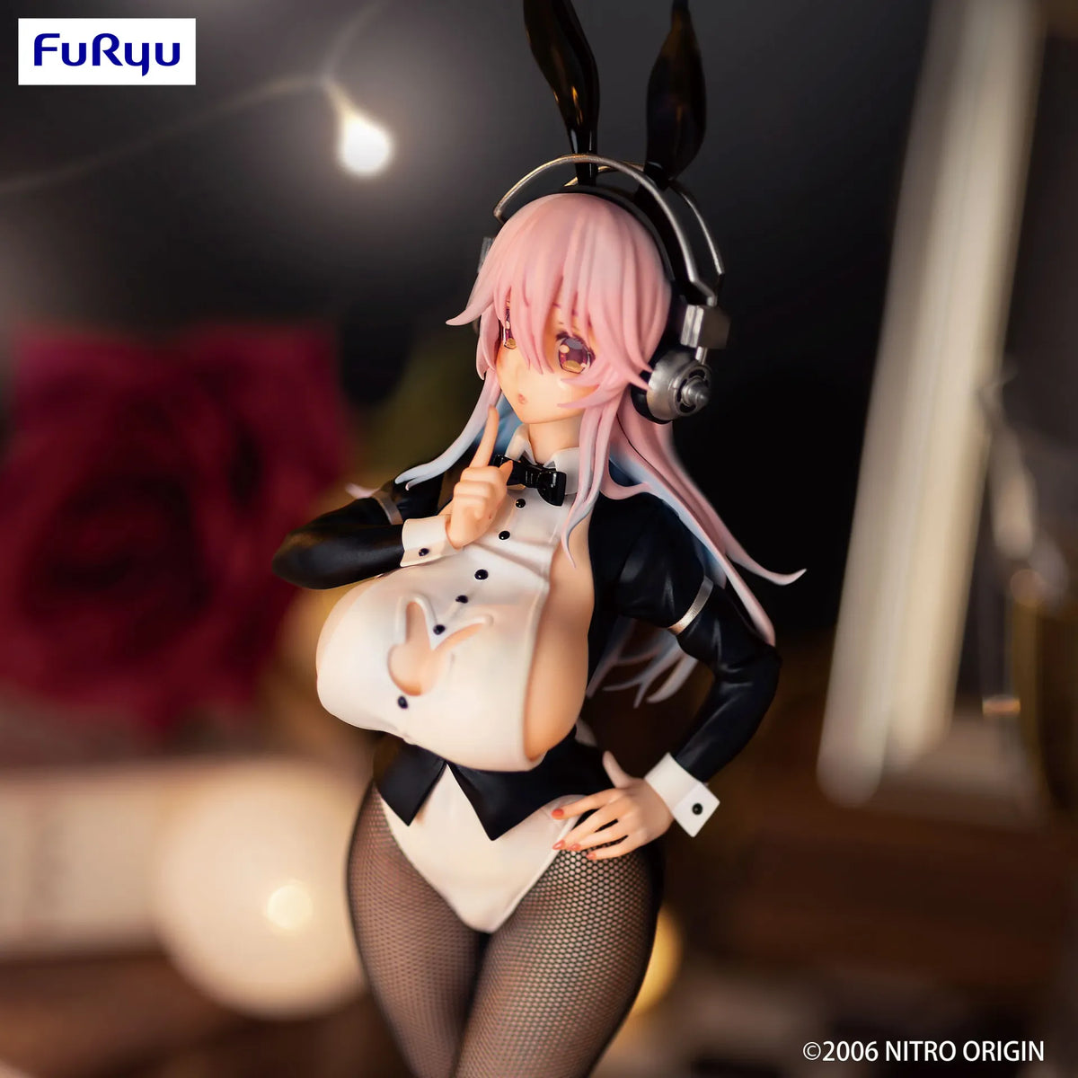 Super Sonico: Bicute Bunnies: Tailcoat – close-up of figure's upper body and headset