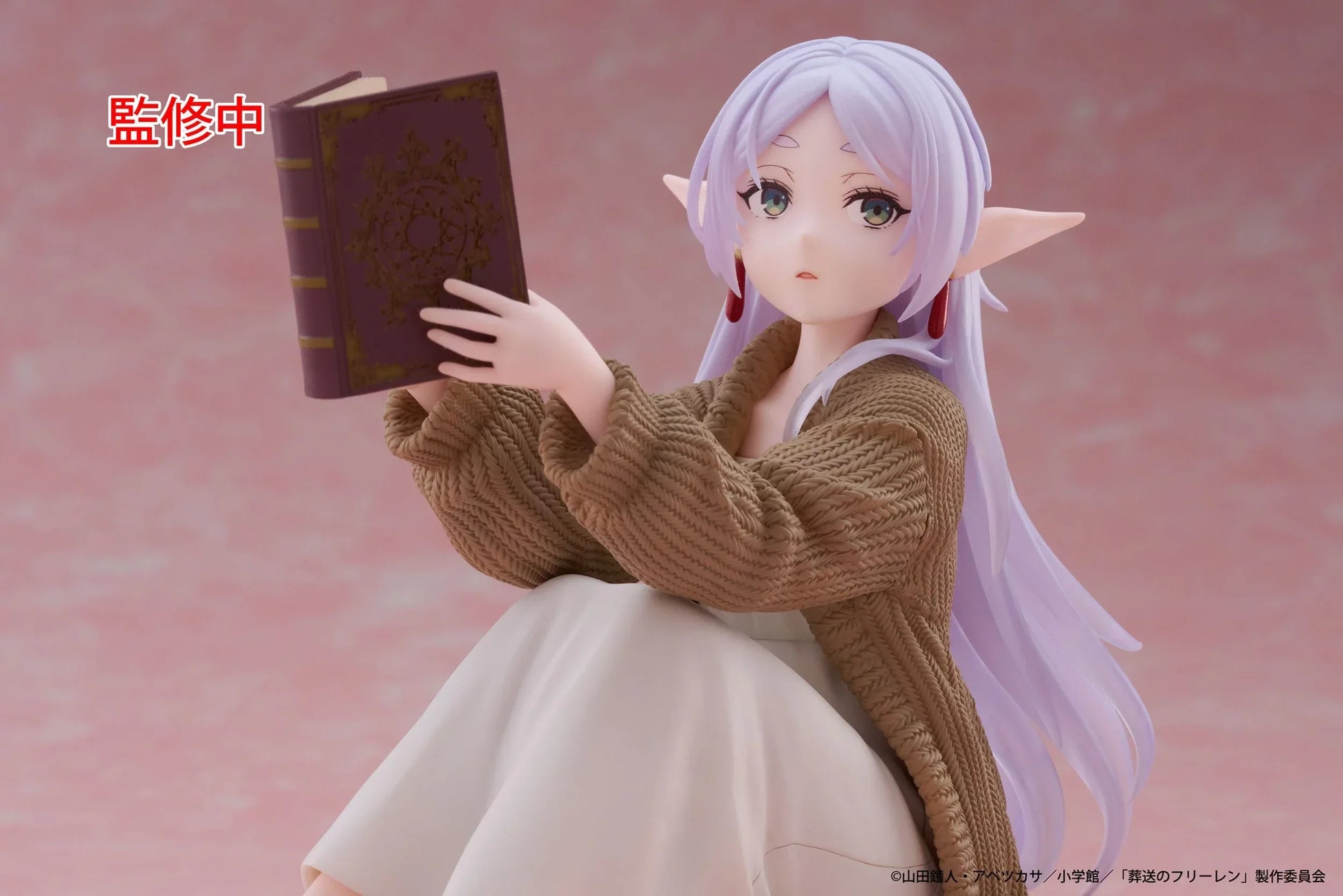 Taito Frieren: Beyond Journey's End: Desktop Cute Figure: Frieren Roomwear Ver. - Kidultverse