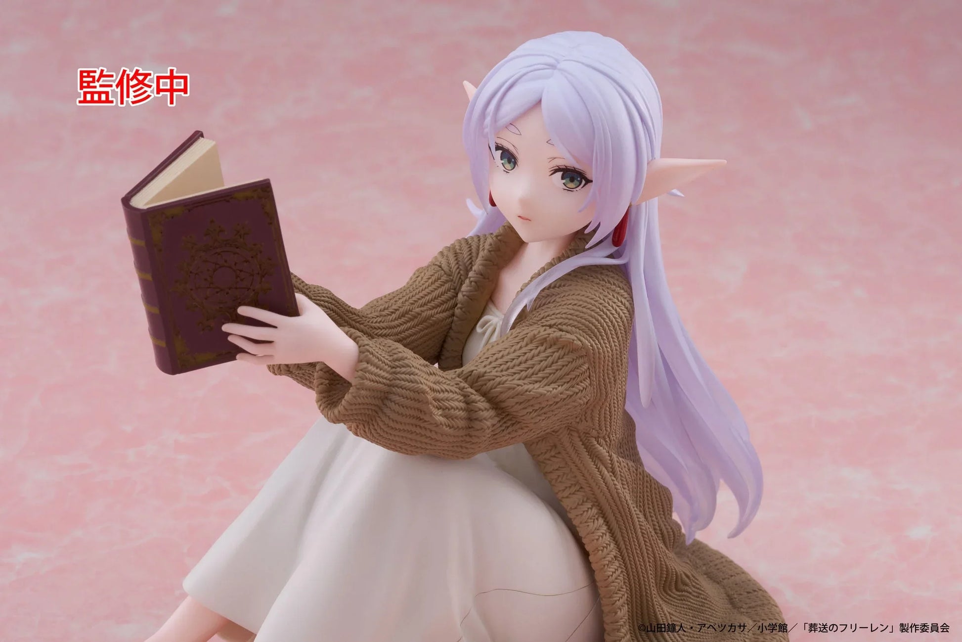 Taito Frieren: Beyond Journey's End: Desktop Cute Figure: Frieren Roomwear Ver. - Kidultverse
