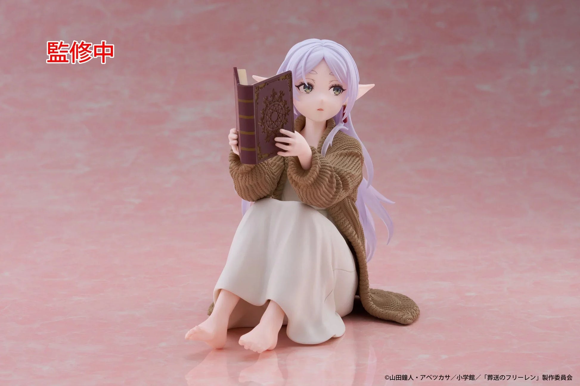 Taito Frieren: Beyond Journey's End: Desktop Cute Figure: Frieren Roomwear Ver. - Kidultverse