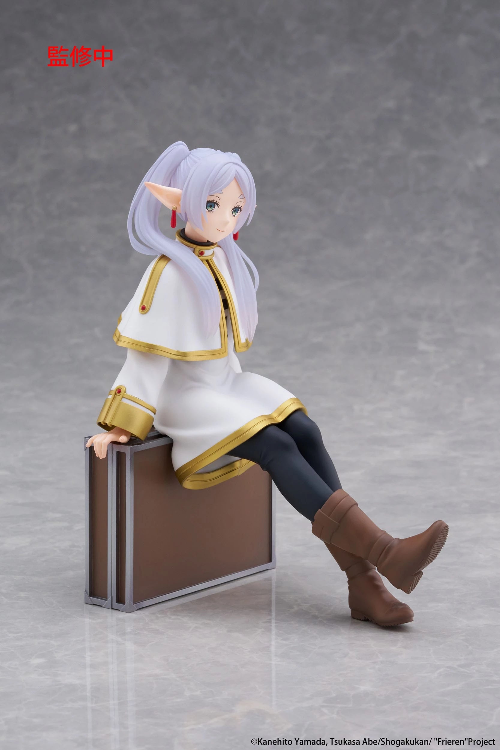 Taito Frieren: Beyond Journey's End: Desktop Cute Figure: Frieren Trunk Case Ver. - Kidultverse