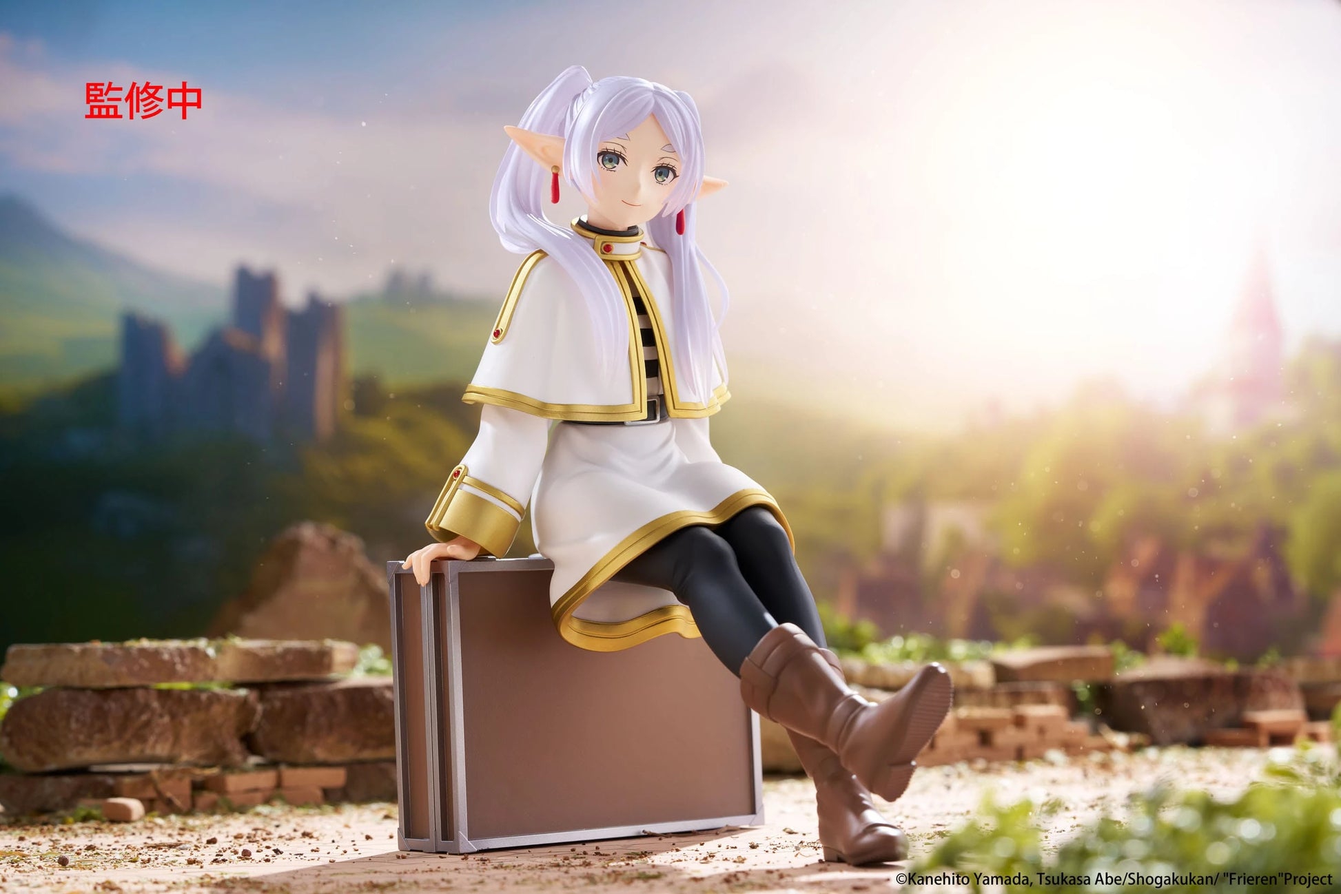 Taito Frieren: Beyond Journey's End: Desktop Cute Figure: Frieren Trunk Case Ver. - Kidultverse