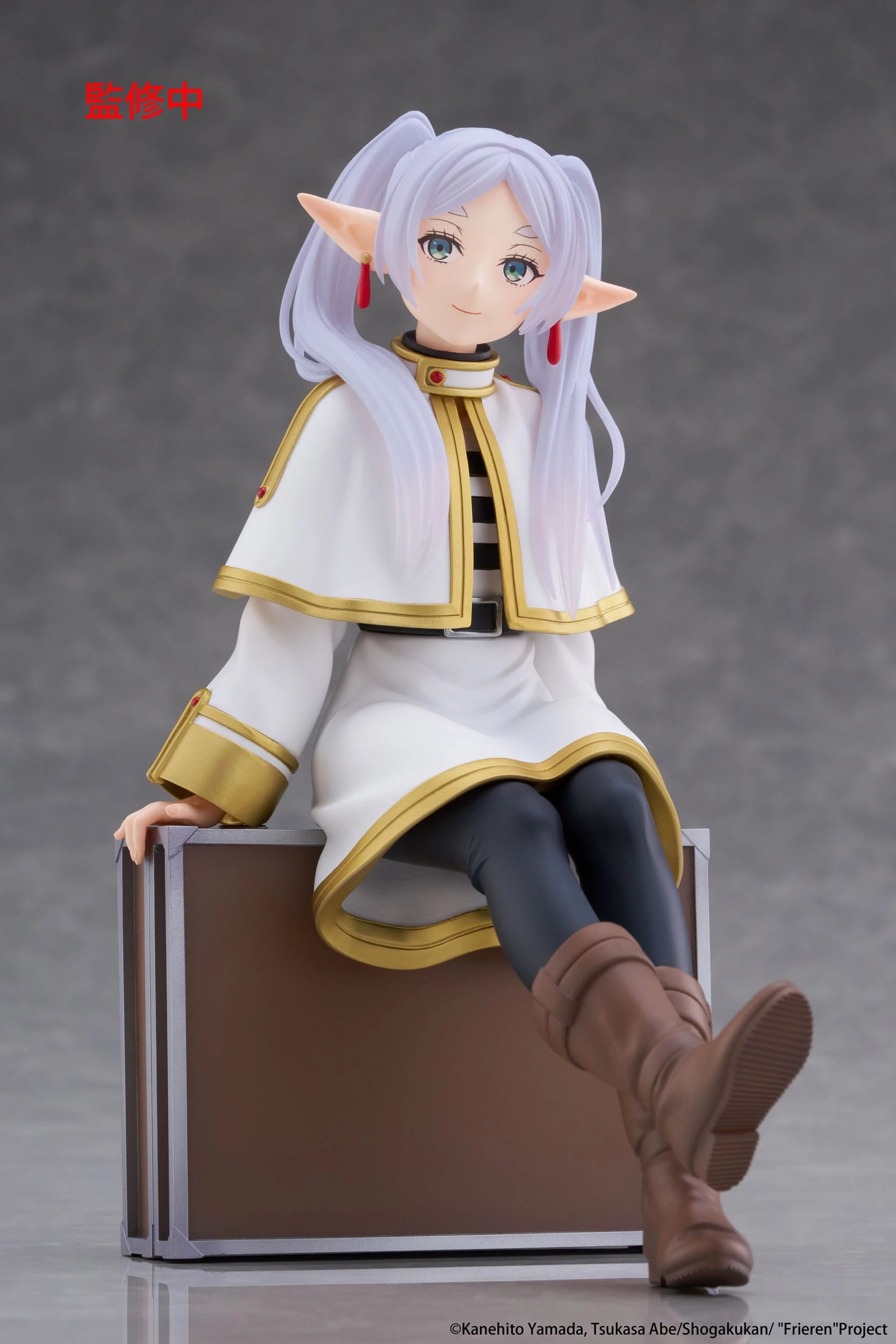 Taito Frieren: Beyond Journey's End: Desktop Cute Figure: Frieren Trunk Case Ver. - Kidultverse