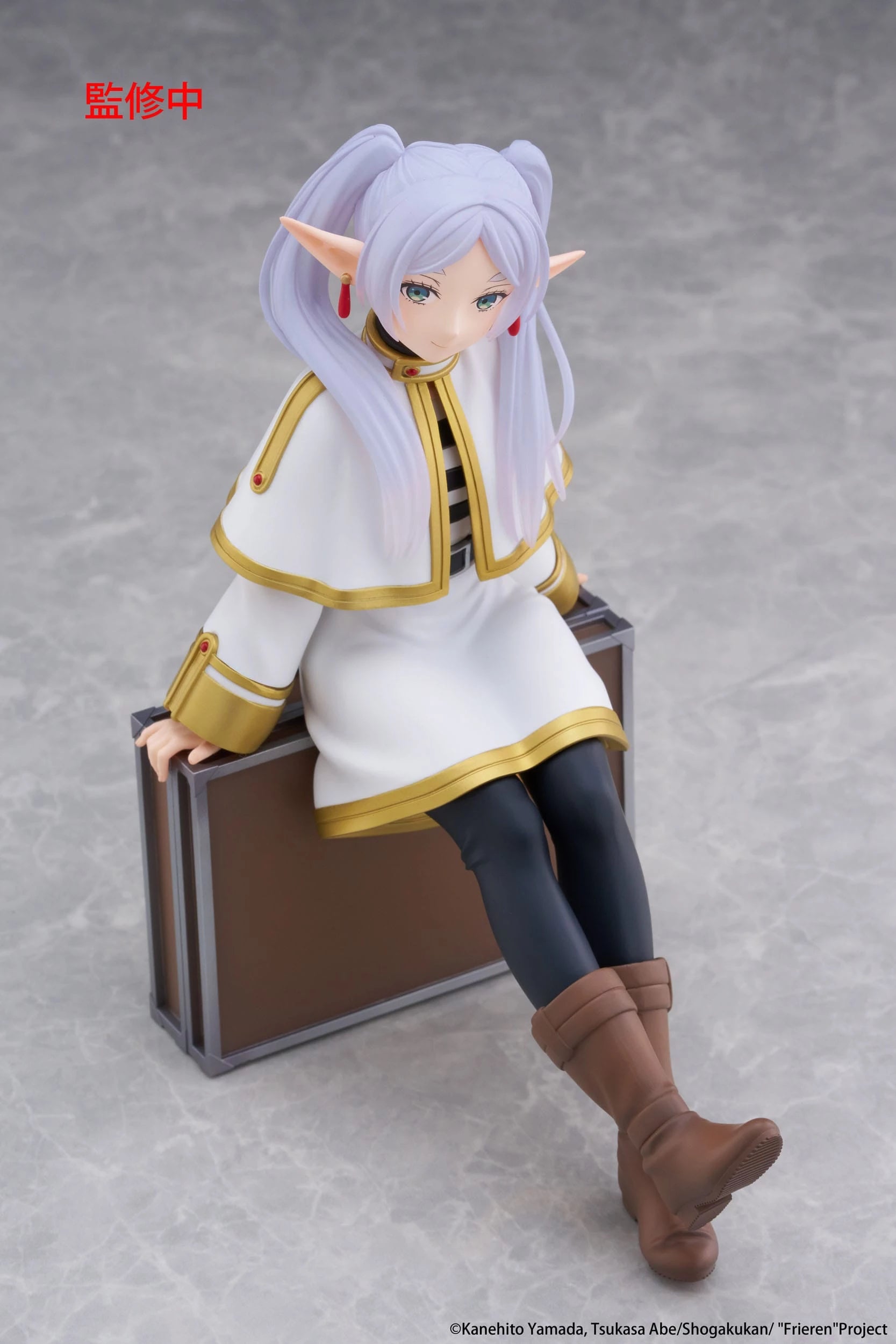 Taito Frieren: Beyond Journey's End: Desktop Cute Figure: Frieren Trunk Case Ver. - Kidultverse